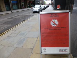 Kraftig bot kan risikeres hvis en kaster en sigarettsneip på gata i London.